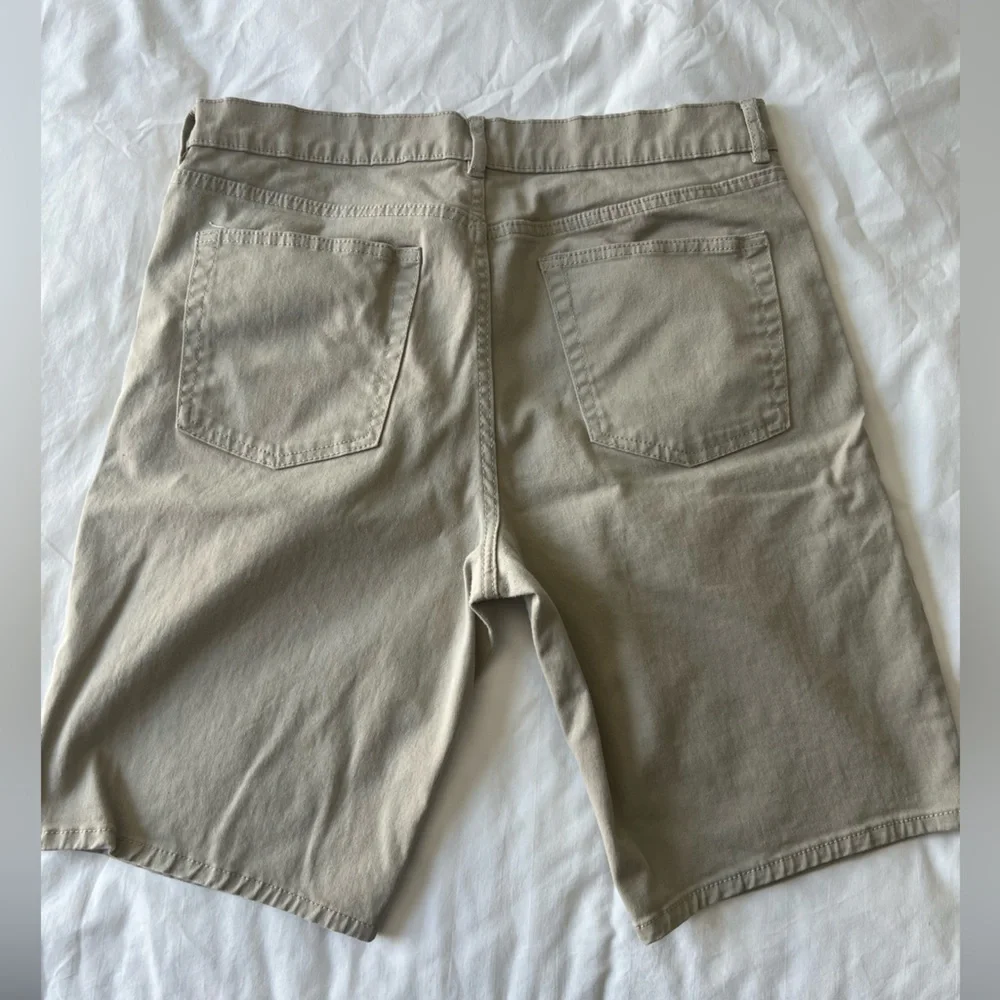 H&M: Shorts - Picture 2 of 4